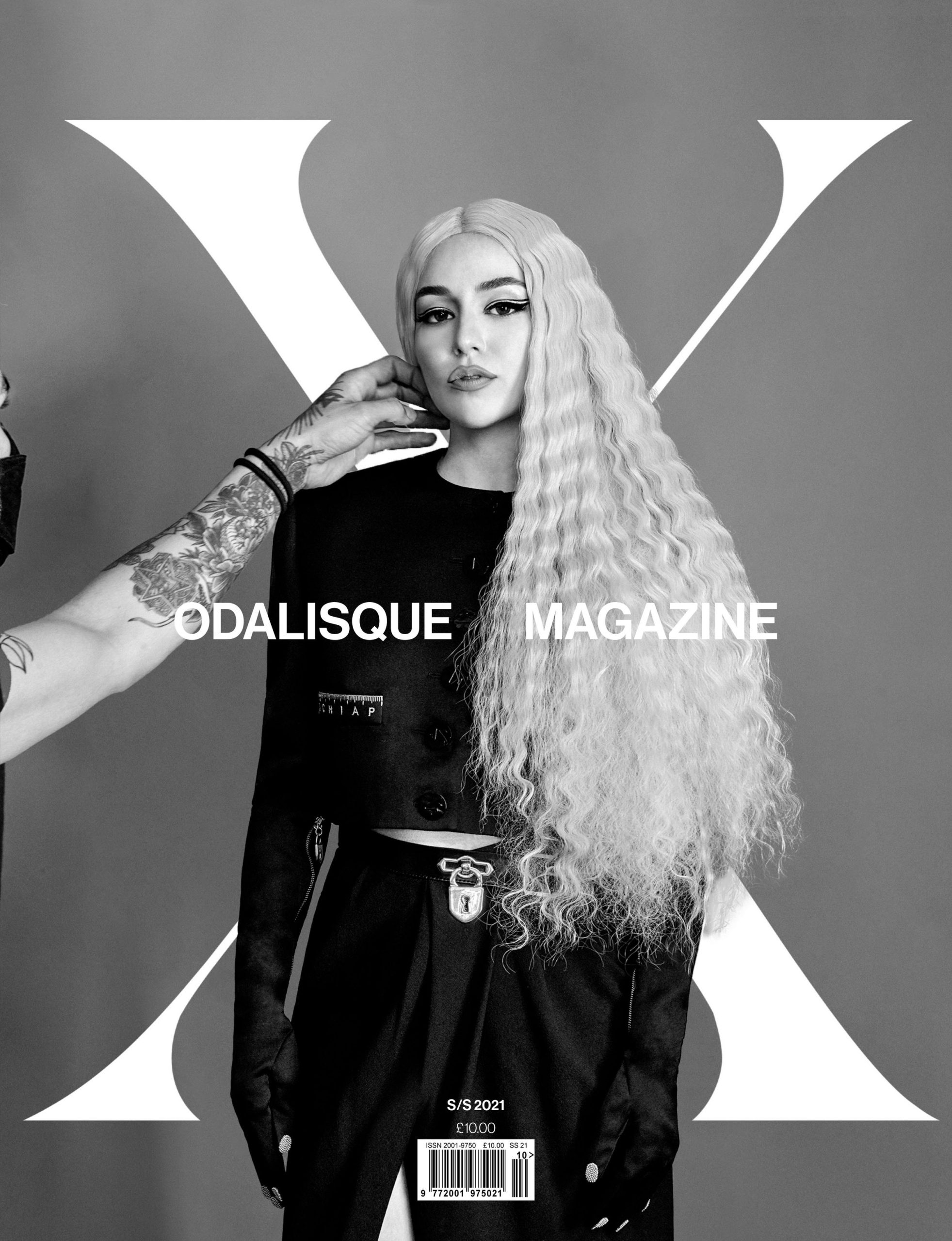 Odalisque Magazine Issue 10 SS21 – The Renaissance Issue. Created by partly a new team this issue marks a new beginning for the magazine. Get inspired by the latest runway looks and creative beauty editorials. Meet American Artist Khari Turner in a conversation with New York gallerist and Art Curator Destinee Ross-Sutton on what renaissance means to them. Find out what singing sensation Ava Max had to give up to reach her goals. And Johan Lindeberg is back as Creative Director at BLK DNM after some years away and he is ready to re-establish the brand as his own true self.